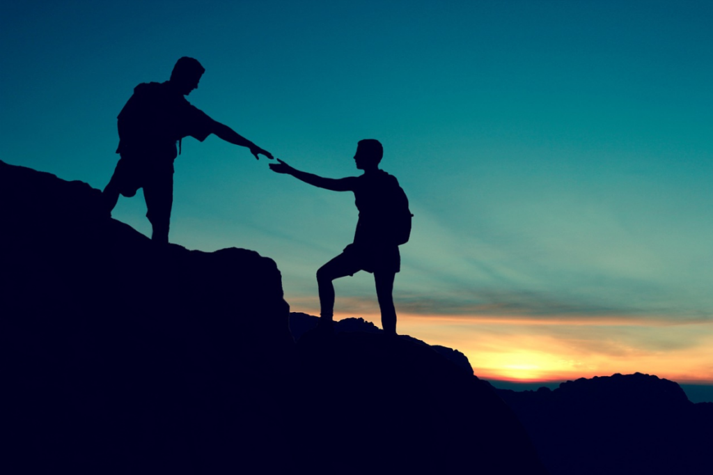 solidarité entre deux hommes en montagne